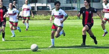 Futbolda Skandal: Kırmızı Kartla Oynayan Oyuncu!