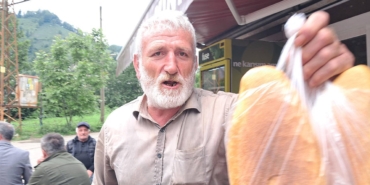 Hopa’da Emekliler: “Kurban Alamıyoruz, Ekmeği Borçla Alıyoruz!” Hopa’da Emekliler: “Kurban Alamıyoruz, Ekmeği Borçla Alıyoruz!”